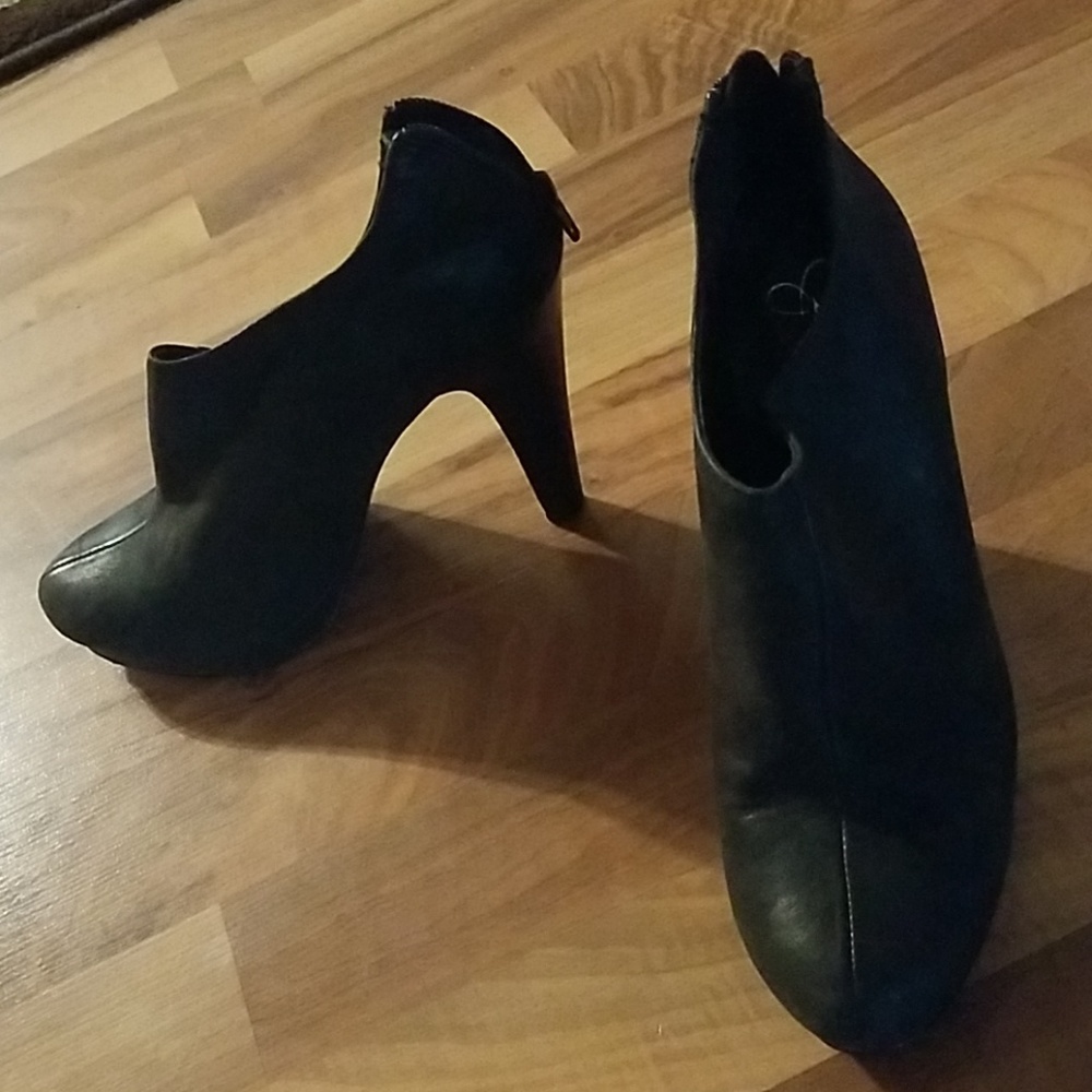 Jessica Simpson Ankle Bootie 7.5